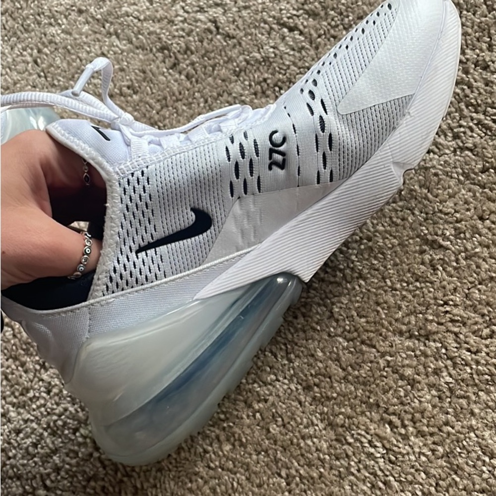 WOMANS NIKE AIR MAX 270